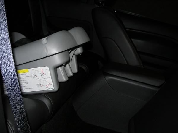 baby seat in the back of a 06 stang?-p6280391.jpg