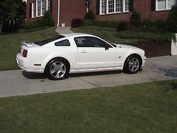 Help Please- need pix of Perf. White &amp; 18's--2006-mustang-day-009.jpg