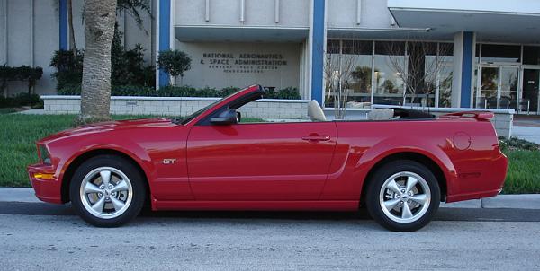 Is the convertible top in cloth worth an extra 55-2007mustang-015.jpg