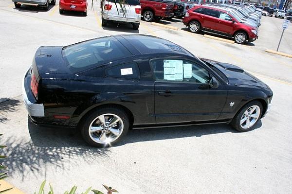 Here's 1st look of 2009 Glass Roof Mustang at my Ford dealership-009glassroof.jpg