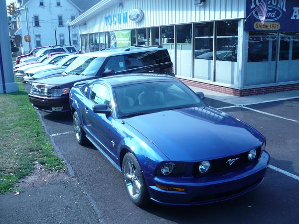 Here's 1st look of 2009 Glass Roof Mustang at my Ford dealership-glassroof1.jpg