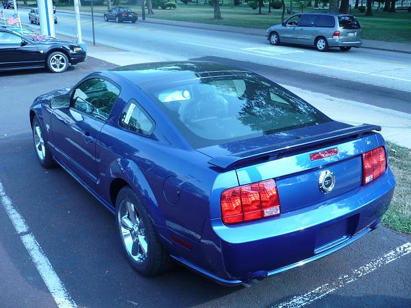 Here's 1st look of 2009 Glass Roof Mustang at my Ford dealership-glassroof2.jpg