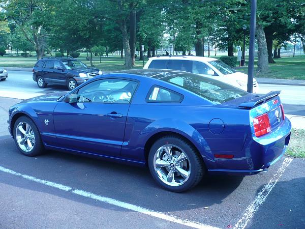 Here's 1st look of 2009 Glass Roof Mustang at my Ford dealership-glassroof7.jpg