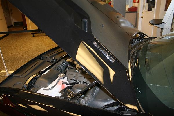 08 SRT8 Challenger 035.00-srt8hood.jpg