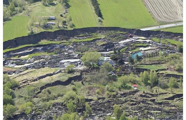 Family of four missing after house slides into 1km x 500m sinkhole-sinkhole.jpg