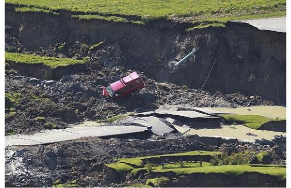 Family of four missing after house slides into 1km x 500m sinkhole-sinkhole2.jpg