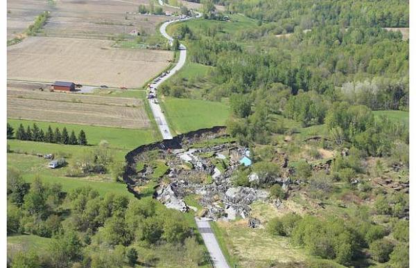 Family of four missing after house slides into 1km x 500m sinkhole-sinkhole3.jpg