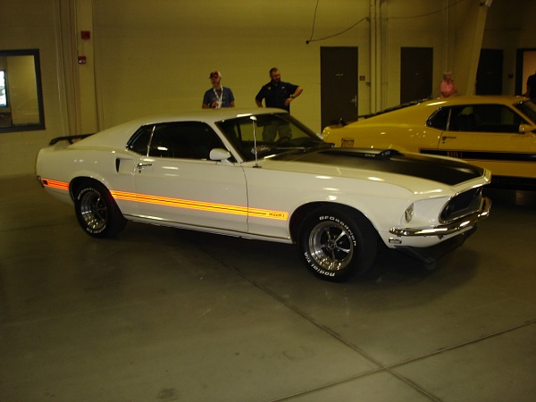 Quite a few Mustangs at Asheville auction yesterday-dsc01424.jpg