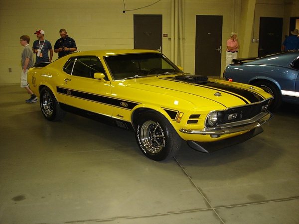 Quite a few Mustangs at Asheville auction yesterday-dsc01425.jpg