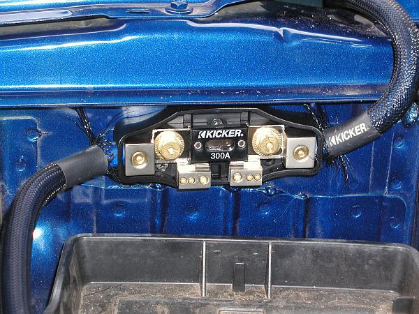 Ponies on The Run!-power-fuse-holder-installed-no-battery-no-cover-1.jpg