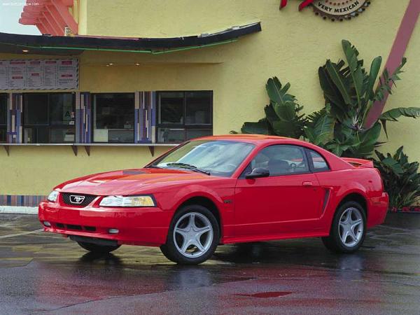 Ponies on The Run!-ford-mustang_gt_2000_800x600_wallpaper_04.jpg