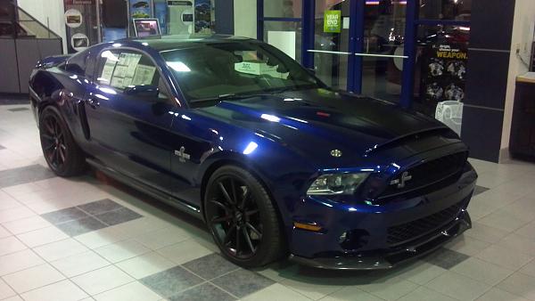 Nice little Stang sitting at the local dealer-2011-12-02_18-01-31_368.jpg