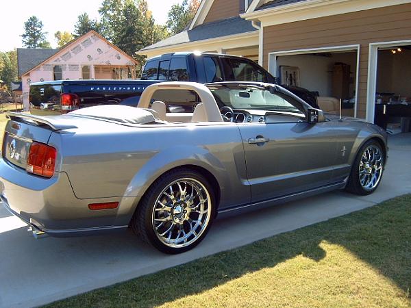 Anyone tried the 07 V6 spoiler on a GT?-stang-003.jpg
