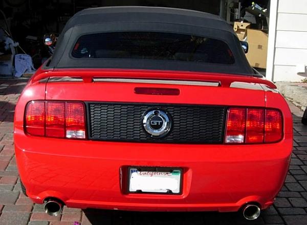 Anyone tried the 07 V6 spoiler on a GT?-pedestal.jpg