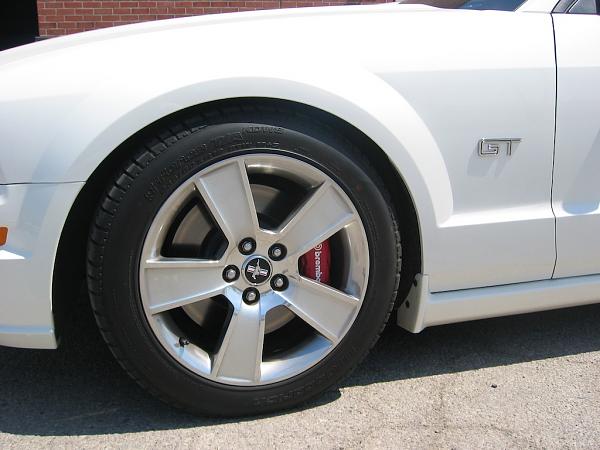 Anyone have pics of car with 1&quot; wheel spacers?-brembos2.jpg
