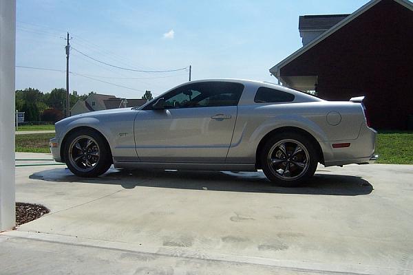 Let's see those lowered 05's-mustang-pics-001.jpg