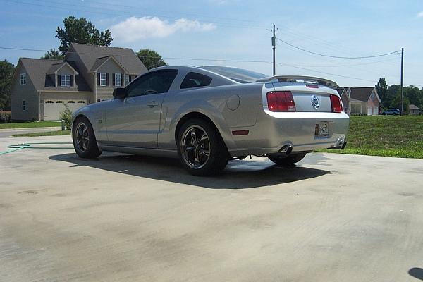 Let's see those lowered 05's-mustang-pics-002.jpg