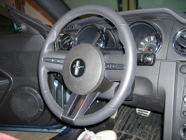 Bullitt steering wheel installed-2007_1221image0051.jpg