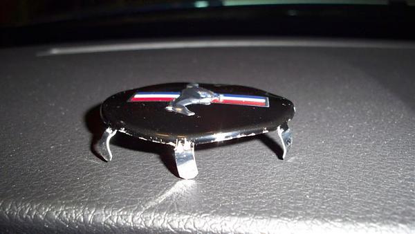 S-197 Mustang Steering wheel emblem HELP!, How do you remove it?-emblem-010-medium-.jpg