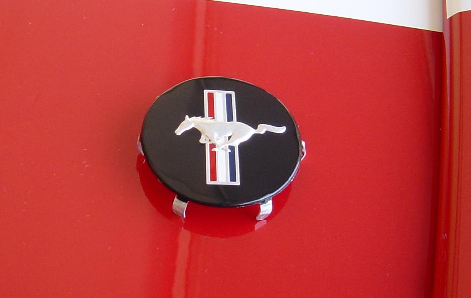 2005 Ford mustang steering wheel emblem #6