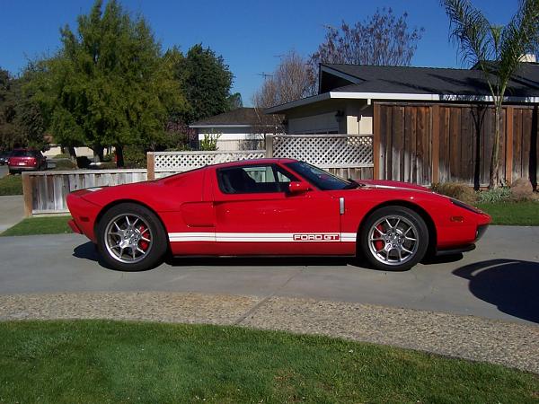 Not a Stang, but... Ford GT in Sister's Driveway.-101_0587a.jpg