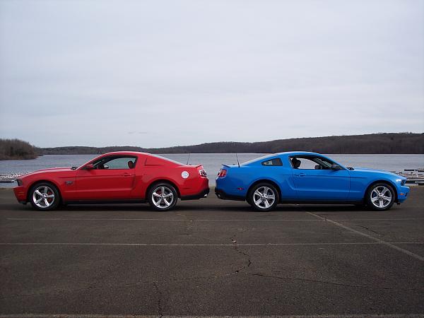 Mystery Wheels.. any ideas?-2010-torch-red-gt-grabber-blue-mustang.jpg