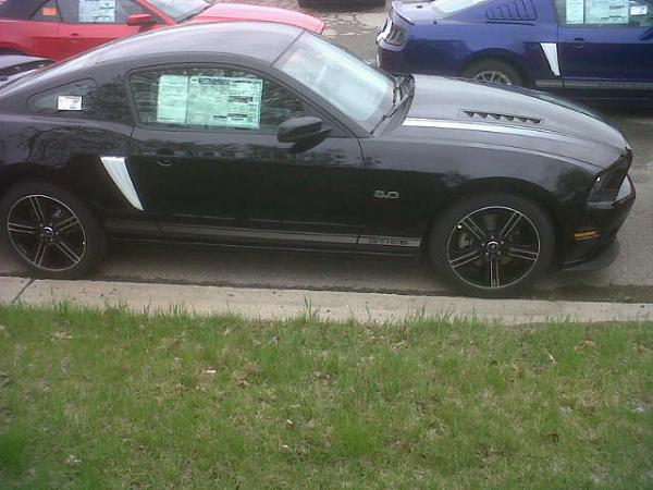 Does anyone have pics of a Black 13 GT/CS? Do they have 255/40/19's-img00039-20120331-1638.jpg