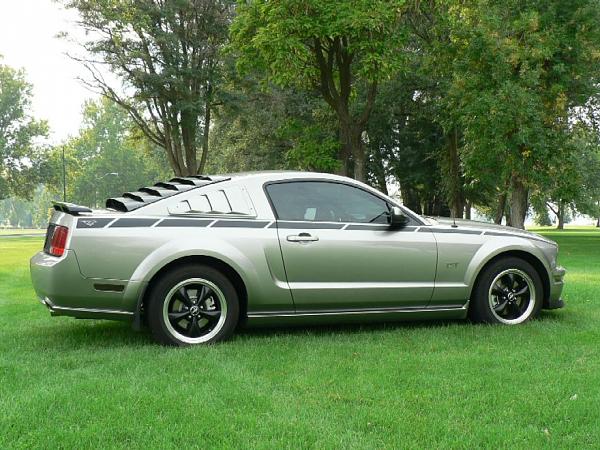 How Many Will Buy a 2010 Mustang?-p1030579.jpg