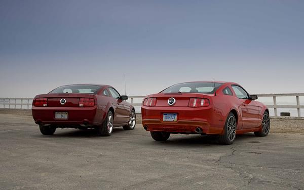 Best review comparison pic I've seen so far...-112_0812_04z-2009_and_2010_ford_mustang_gt-rear_view-body-color.jpg