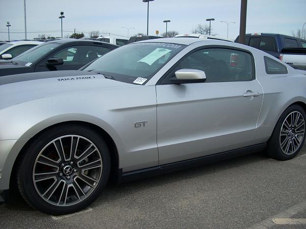 How are they going to sell the remaining 2010 Mustangs?-026a.jpg