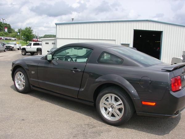 Here's pics of 2007 Alloy Grey GT  just came in todayat myLocalFordDealership 6/27/06-dsc04024.jpg