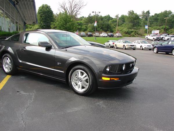Here's pics of 2007 Alloy Grey GT  just came in todayat myLocalFordDealership 6/27/06-dsc04034.jpg