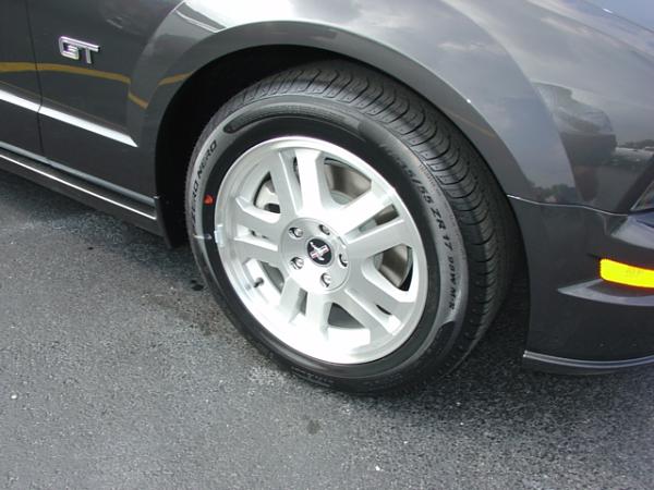 Here's pics of 2007 Alloy Grey GT  just came in todayat myLocalFordDealership 6/27/06-dsc04036.jpg