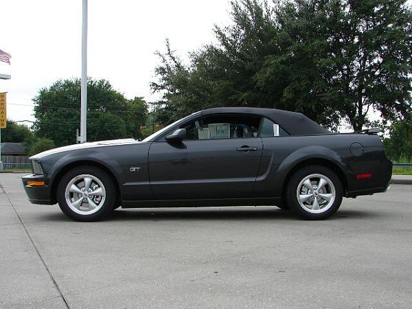 Here's pics of 2007 Alloy Grey GT  just came in todayat myLocalFordDealership 6/27/06-alloy-vert-1.jpg