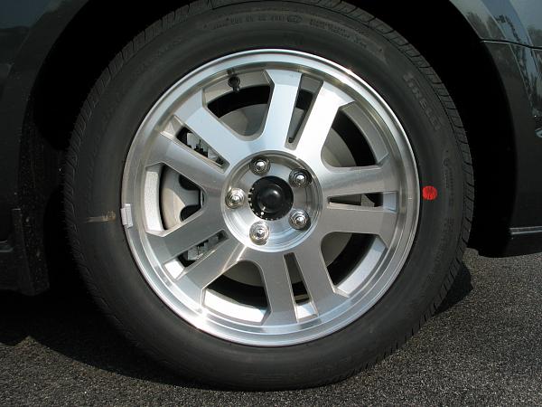 Here's pics of 2007 Alloy Grey GT  just came in todayat myLocalFordDealership 6/27/06-img_2010.jpg