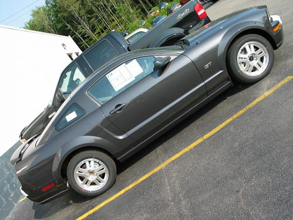 Here's pics of 2007 Alloy Grey GT  just came in todayat myLocalFordDealership 6/27/06-img_2004.jpg