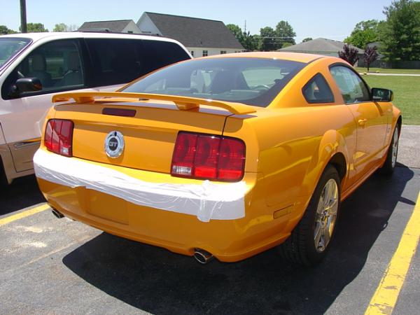 Here's pics of 2007 Orange GT from my Local Ford Dealership today 6/15/06-dsc03973.jpg