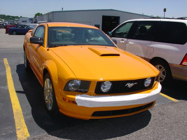 Here's pics of 2007 Orange GT from my Local Ford Dealership today 6/15/06-dsc03971.jpg
