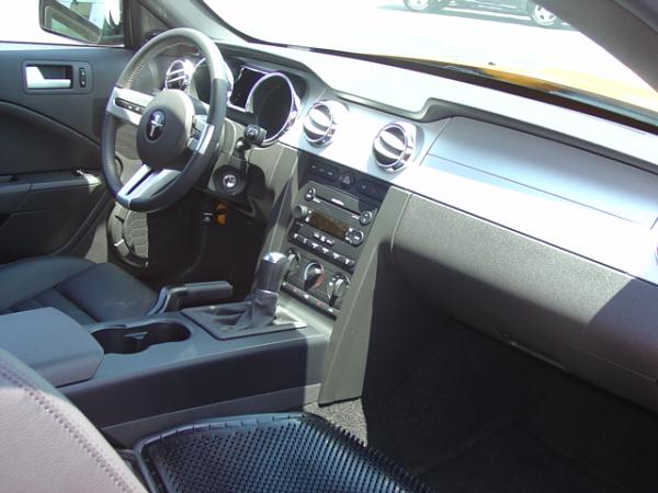 Here's pics of 2007 Orange GT from my Local Ford Dealership today 6/15/06-dsc04005.jpg