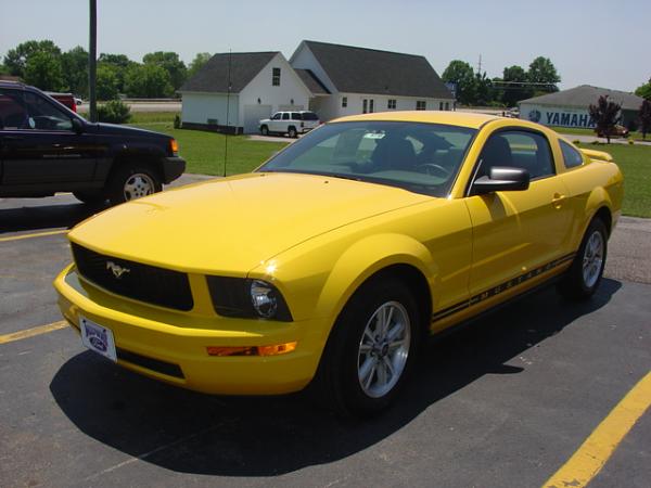 Here's pics of 2007 Orange GT from my Local Ford Dealership today 6/15/06-dsc04008.jpg