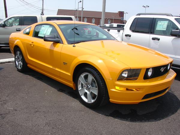 Here's pics of 2007 Orange GT from my Local Ford Dealership today 6/15/06-dsc04018.jpg