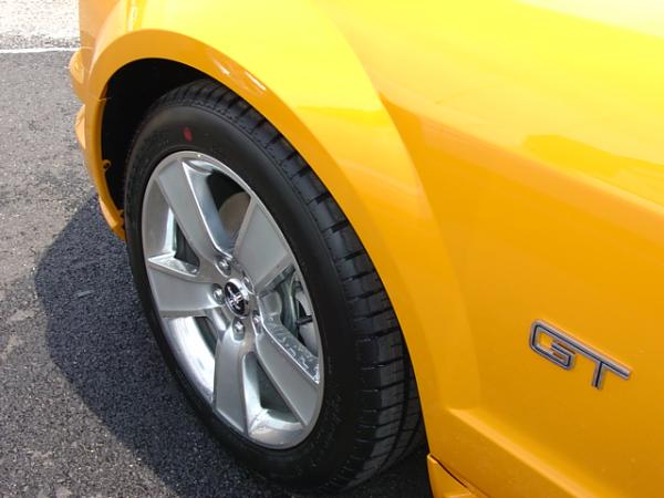 Here's pics of 2007 Orange GT from my Local Ford Dealership today 6/15/06-dsc04015.jpg