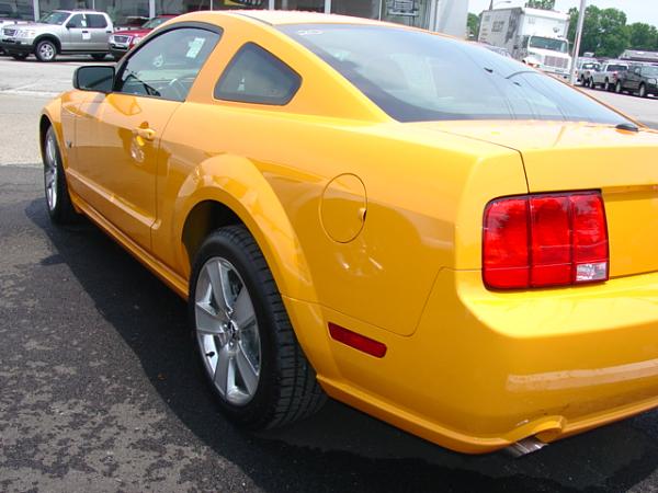 Here's pics of 2007 Orange GT from my Local Ford Dealership today 6/15/06-dsc04014.jpg