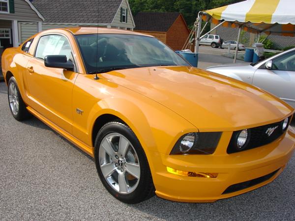 Here's pics of 2007 Orange GT from my Local Ford Dealership today 6/15/06-dsc04037.jpg