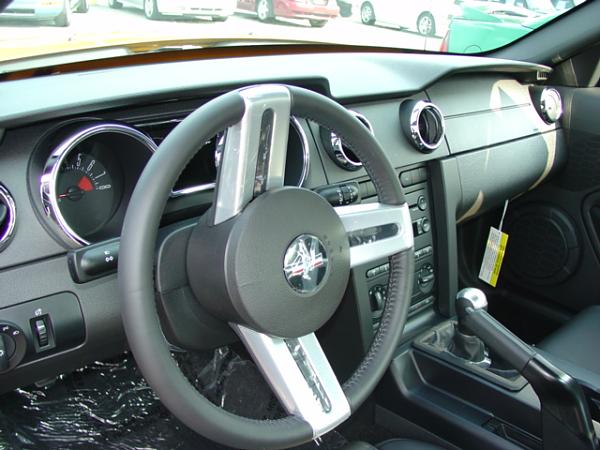 Here's pics of 2007 Orange GT from my Local Ford Dealership today 6/15/06-dsc04038.jpg