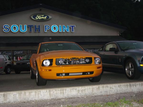 Here's pics of 2007 Orange GT from my Local Ford Dealership today 6/15/06-dsc04058.jpg