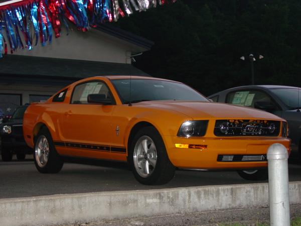 Here's pics of 2007 Orange GT from my Local Ford Dealership today 6/15/06-dsc04056.jpg