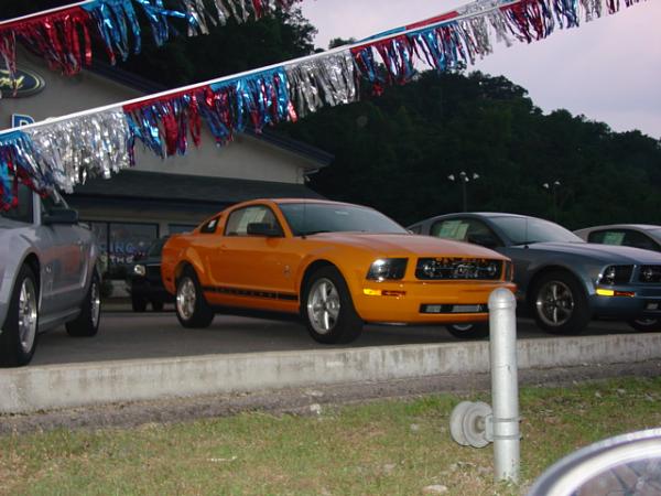 Here's pics of 2007 Orange GT from my Local Ford Dealership today 6/15/06-dsc04052.jpg