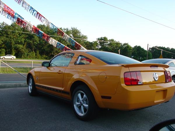 Here's pics of 2007 Orange GT from my Local Ford Dealership today 6/15/06-dsc04070.jpg