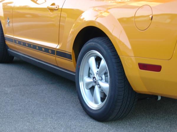 Here's pics of 2007 Orange GT from my Local Ford Dealership today 6/15/06-dsc04071.jpg